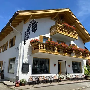 Gastehaus Veronika: Breakfast Buffet & Königscard Attractions Included Apartment Unterammergau
